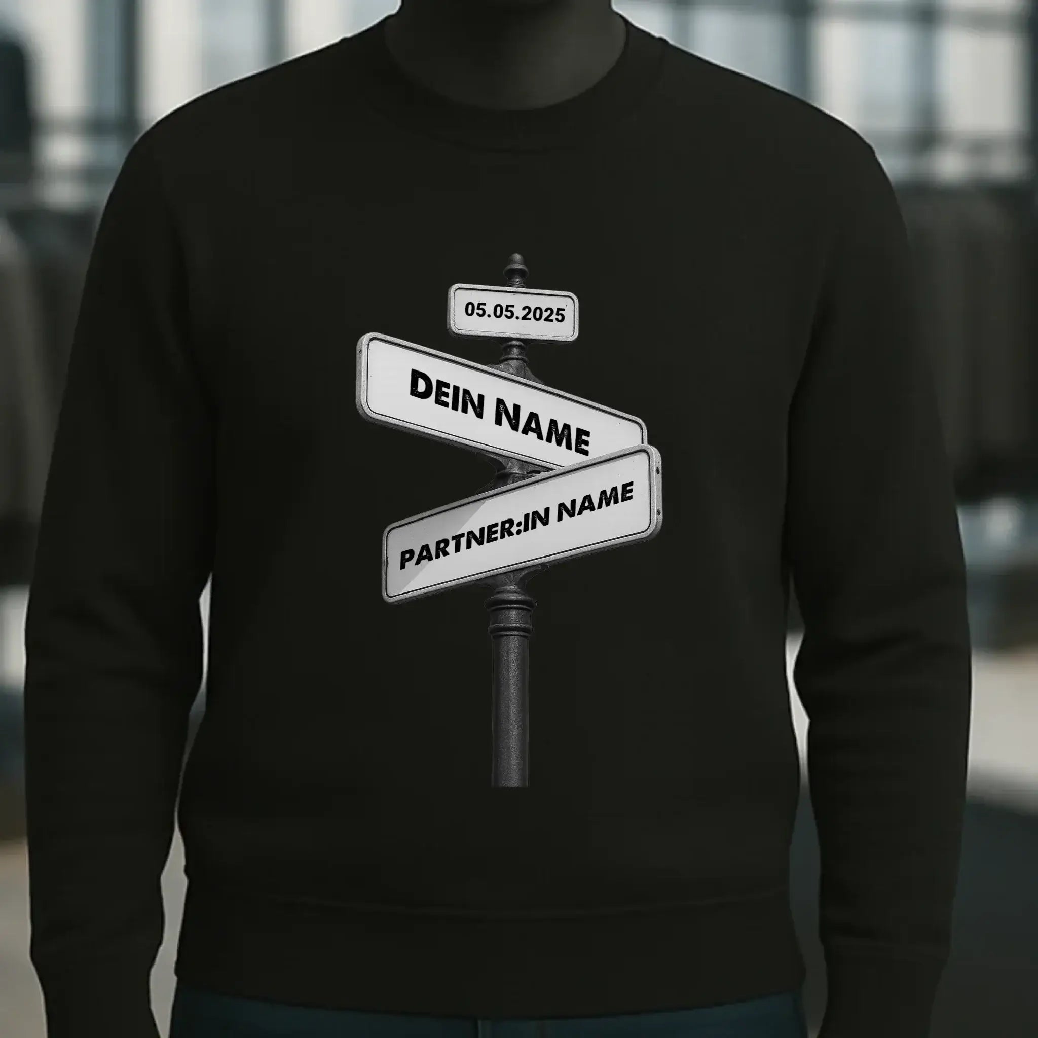 Straßenschild Datum + Wunschtext diverse Hintergründe personalisiert • Unisex Sweatshirt für Damen und Herren • Bio
