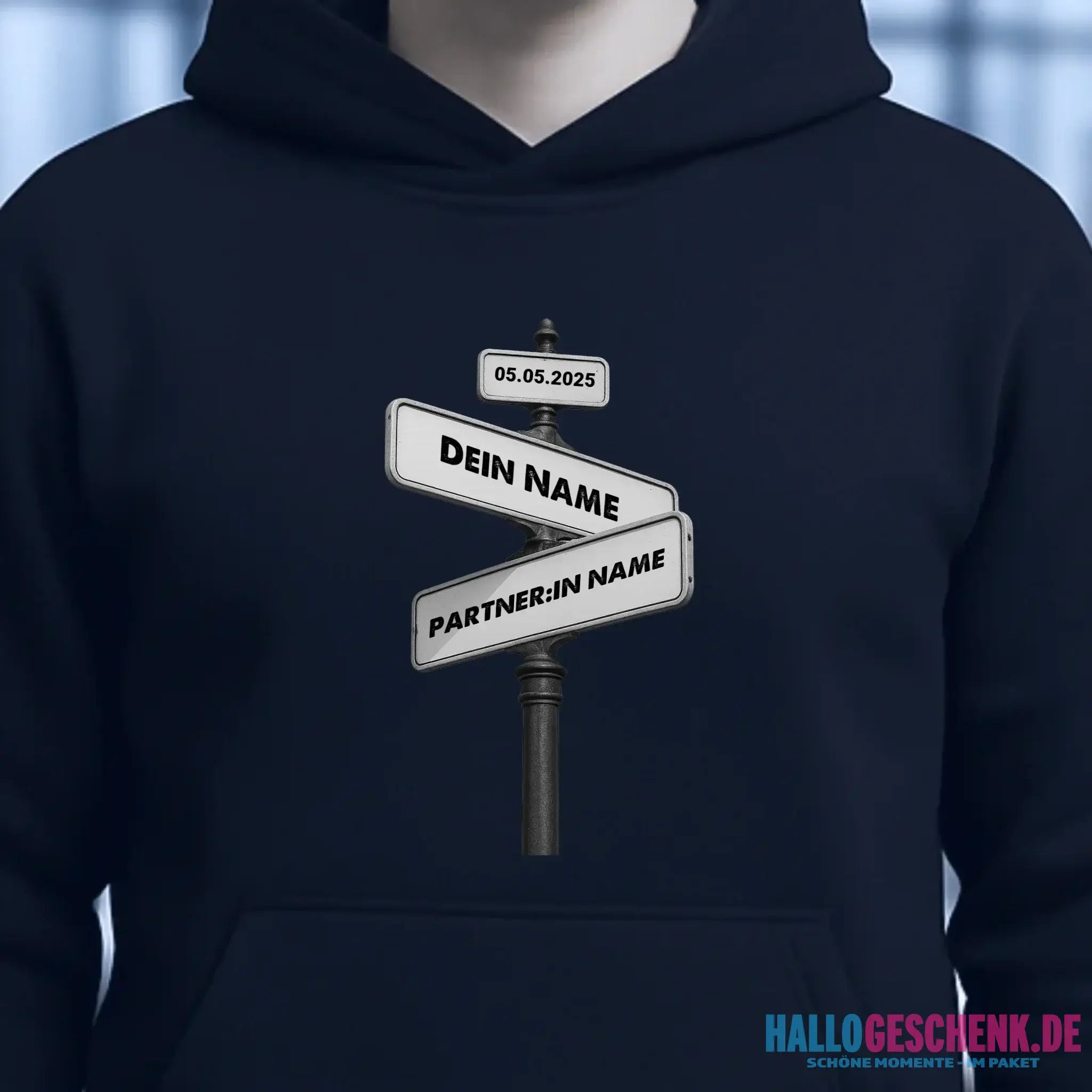 Straßenschild Datum + Wunschtext diverse Hintergründe personalisiert • Unisex Hoodie für Damen & Herren • Bio