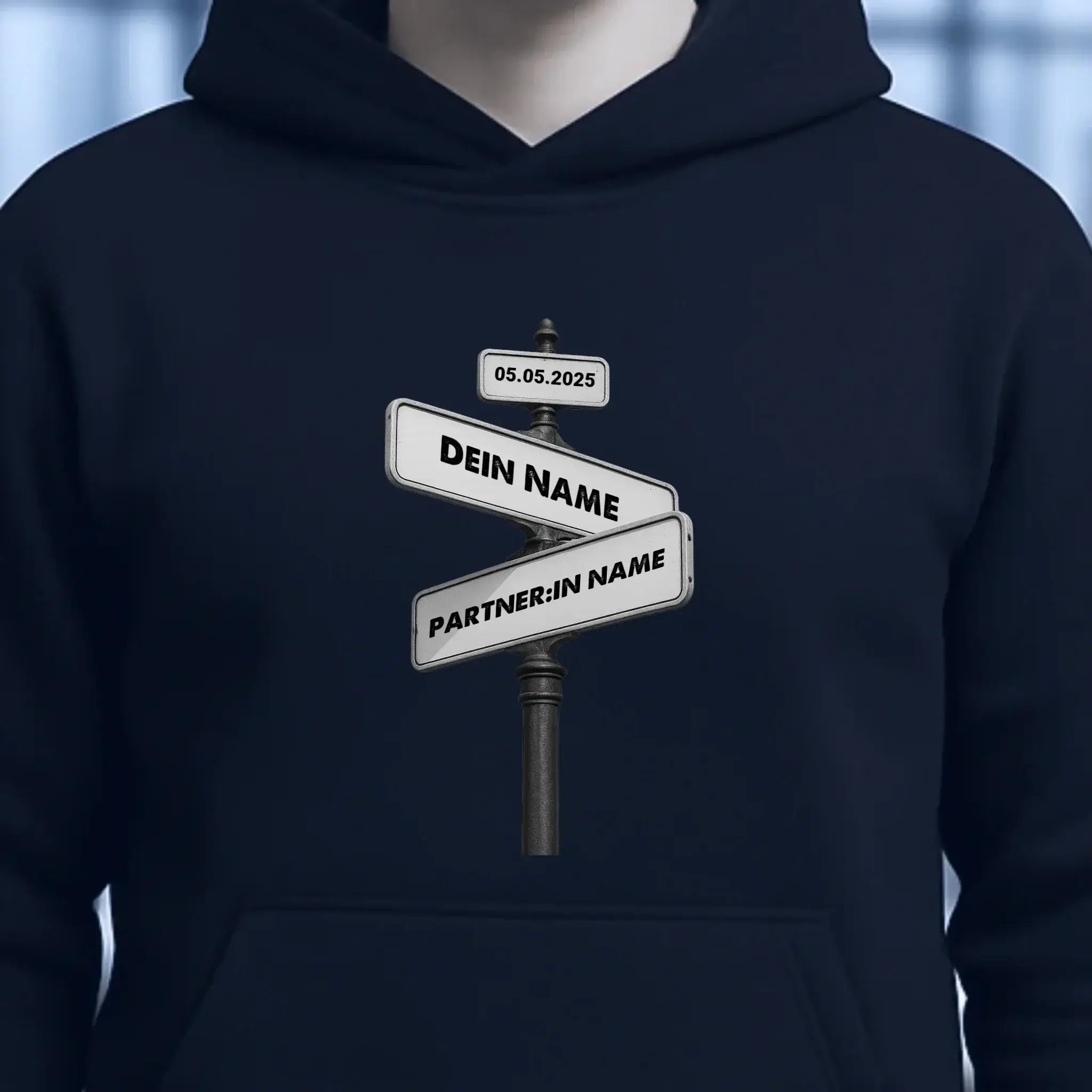 Straßenschild Datum + Wunschtext diverse Hintergründe personalisiert • Unisex Hoodie für Damen & Herren • Bio