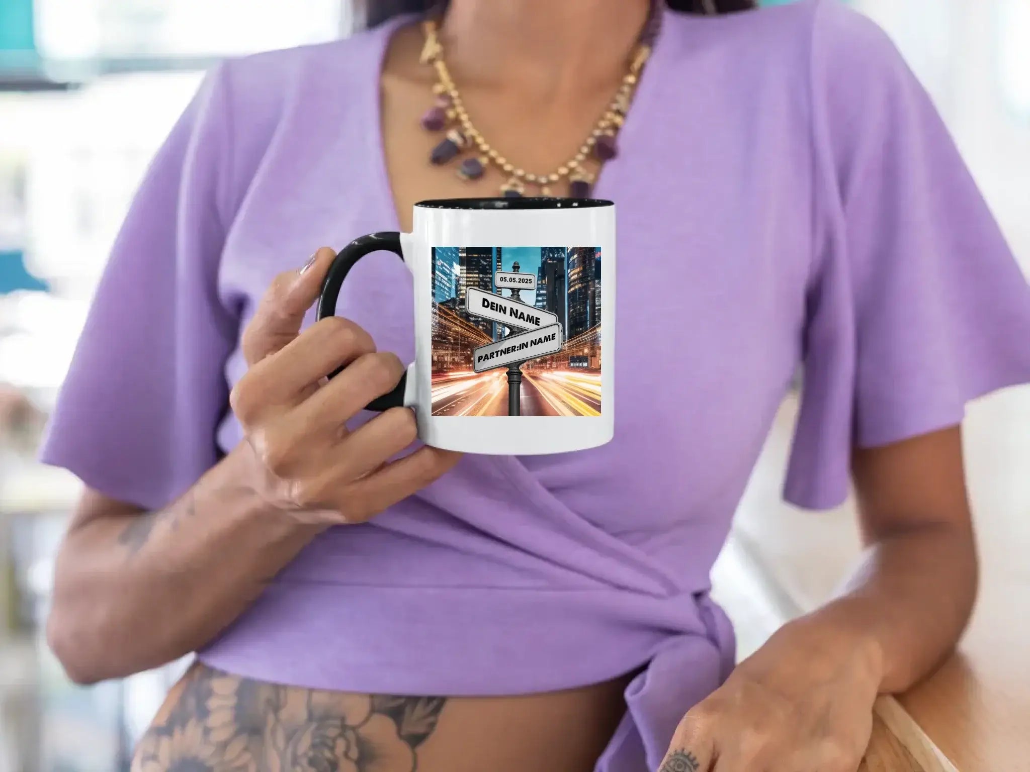 Straßenschild Datum + Wunschtext diverse Hintergründe personalisiert • zweifarbige Tasse spülmaschinenfest