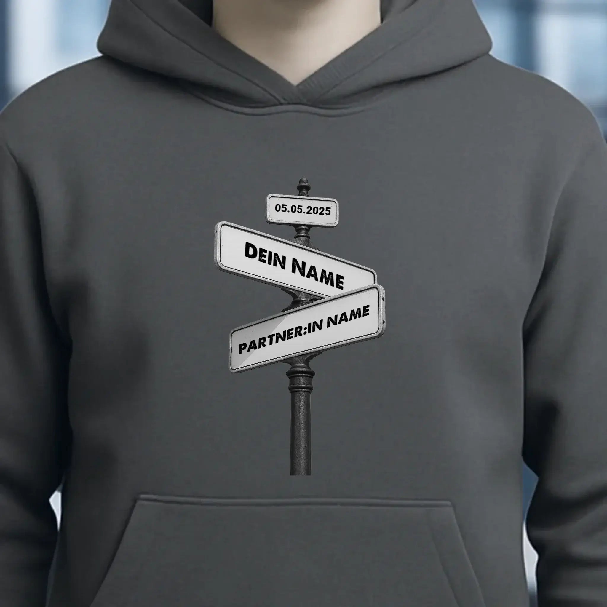 Straßenschild Datum + Wunschtext diverse Hintergründe personalisiert • Unisex Hoodie für Damen & Herren • Bio