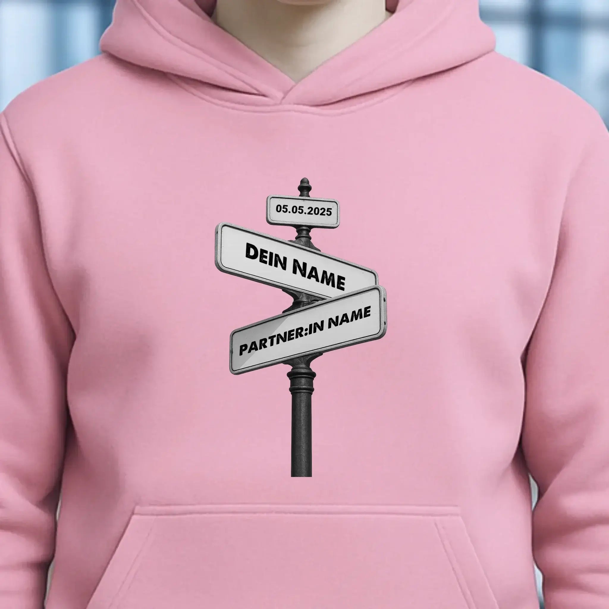 Straßenschild Datum + Wunschtext diverse Hintergründe personalisiert • Unisex Hoodie für Damen & Herren • Bio