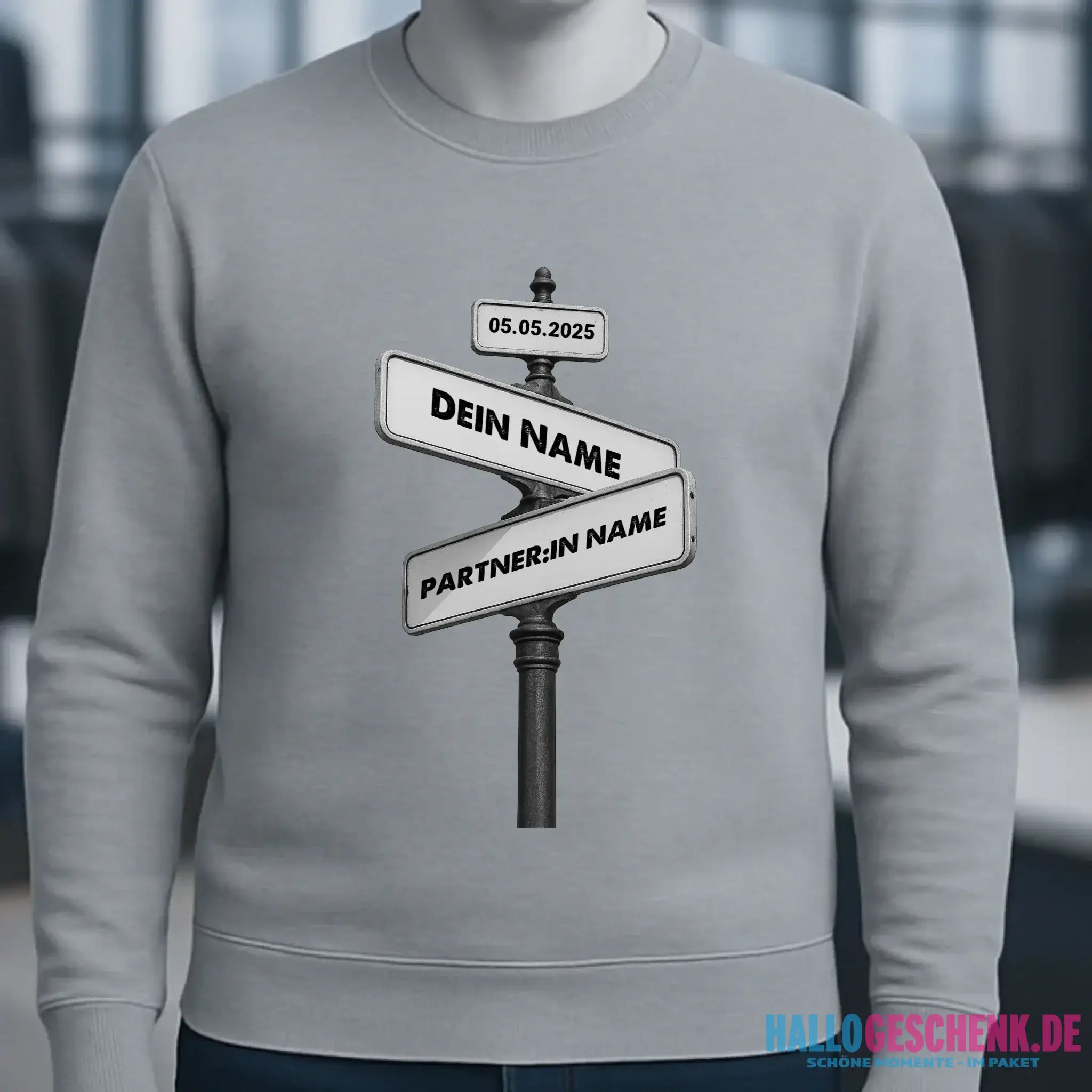 Straßenschild Datum + Wunschtext diverse Hintergründe personalisiert • Unisex Sweatshirt für Damen und Herren • Bio