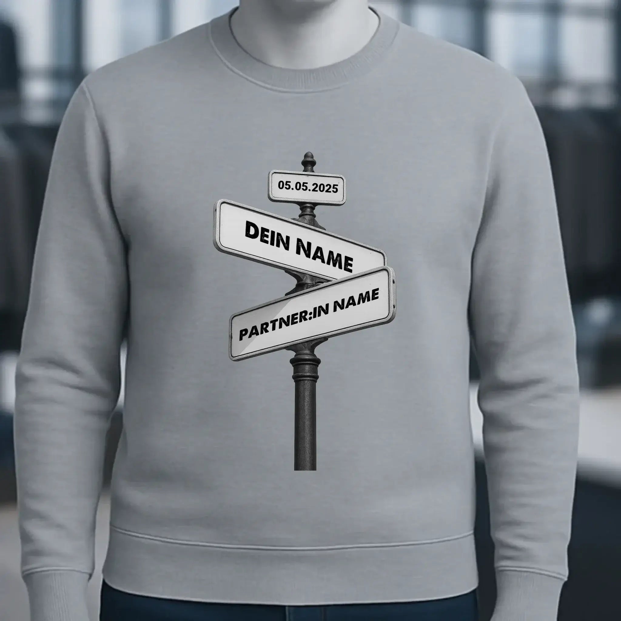Straßenschild Datum + Wunschtext diverse Hintergründe personalisiert • Unisex Sweatshirt für Damen und Herren • Bio