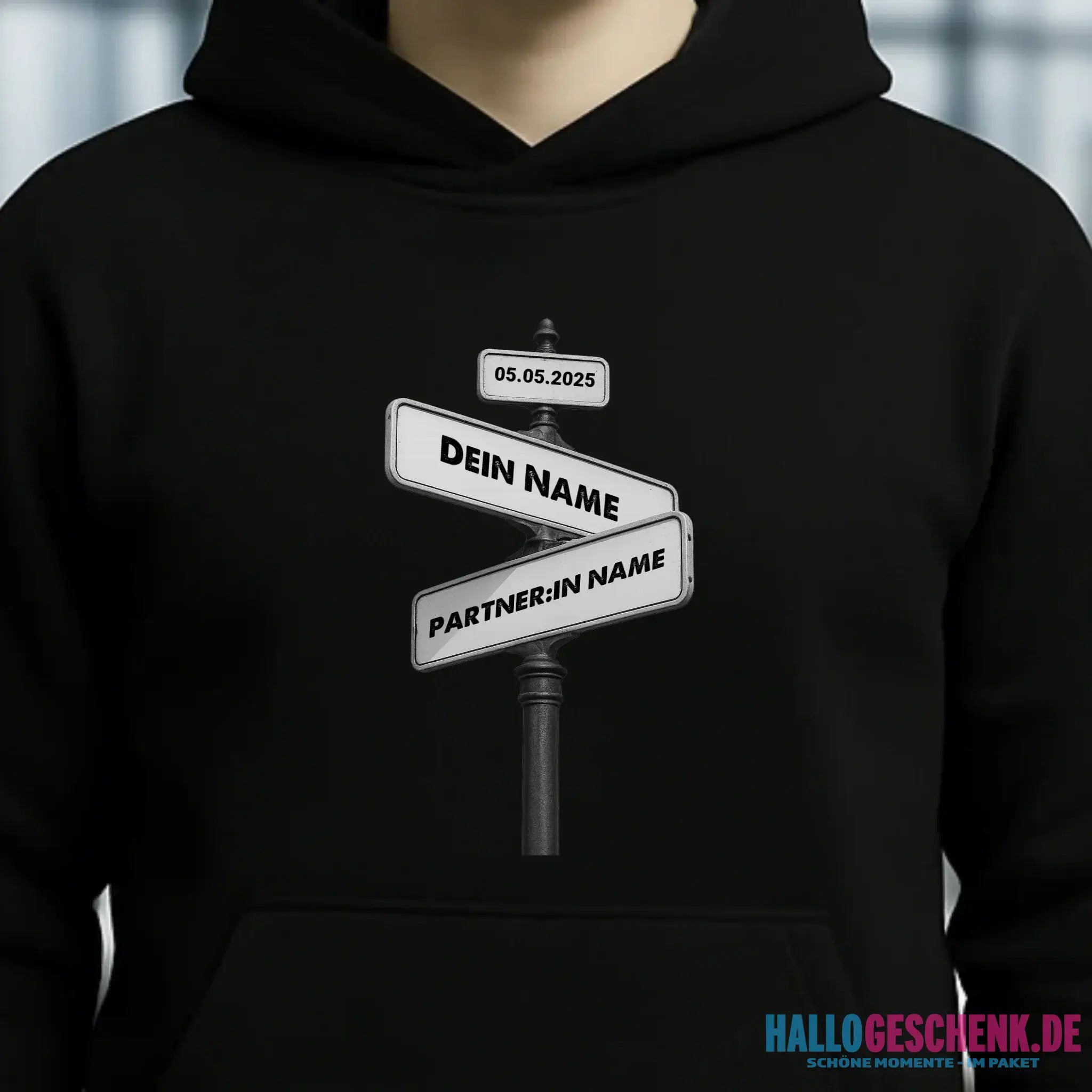 Straßenschild Datum + Wunschtext diverse Hintergründe personalisiert • Unisex Hoodie für Damen & Herren • Bio