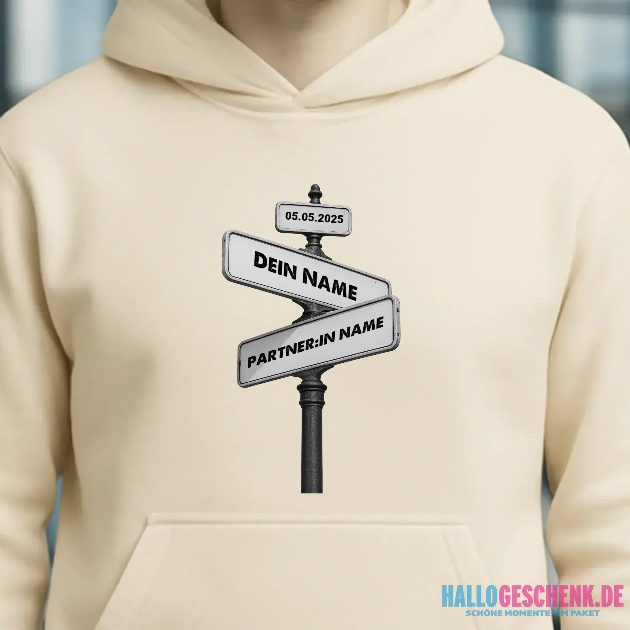 Straßenschild Datum + Wunschtext diverse Hintergründe personalisiert • Unisex Hoodie für Damen & Herren • Bio