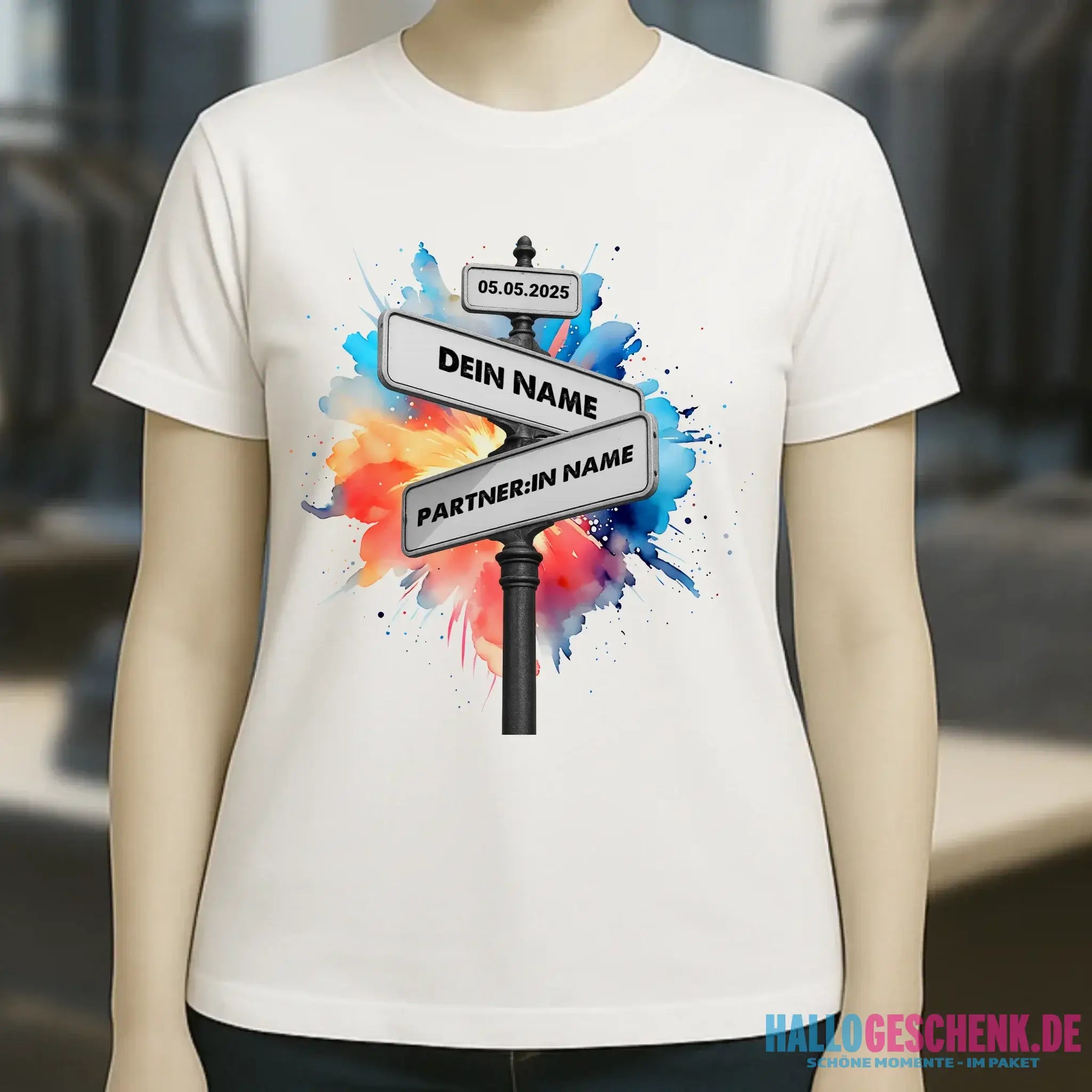 Straßenschild Datum + Wunschtext (diverse Hintergründe) personalisiert • Damen T-Shirt • Bio - personalisierte T-Shirts