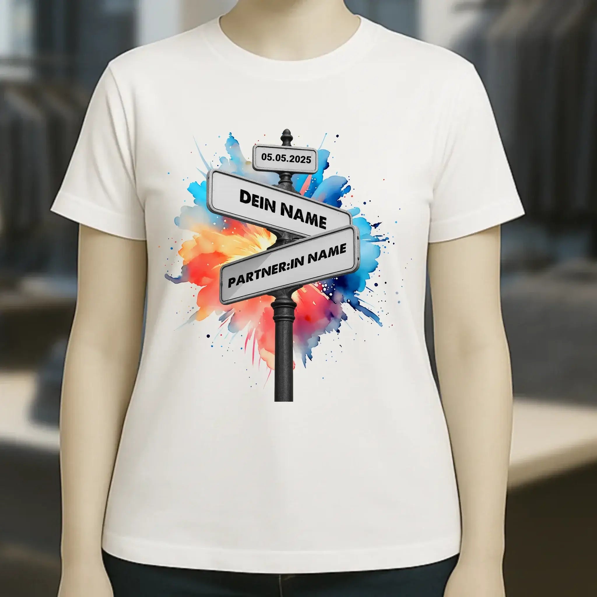 Straßenschild Datum + Wunschtext (diverse Hintergründe) personalisiert • Damen T-Shirt • Bio - personalisierte T-Shirts