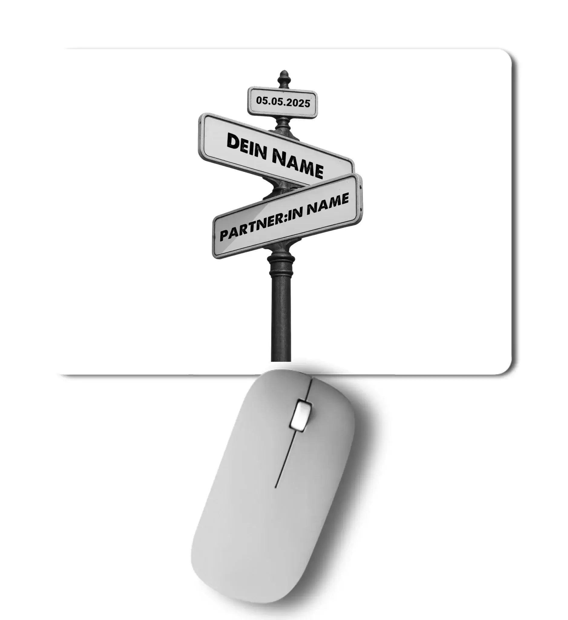 Weiße kabellose maus auf schwarzem und weißem straßenschild-mauspad mit deutschsprachigem text und datum