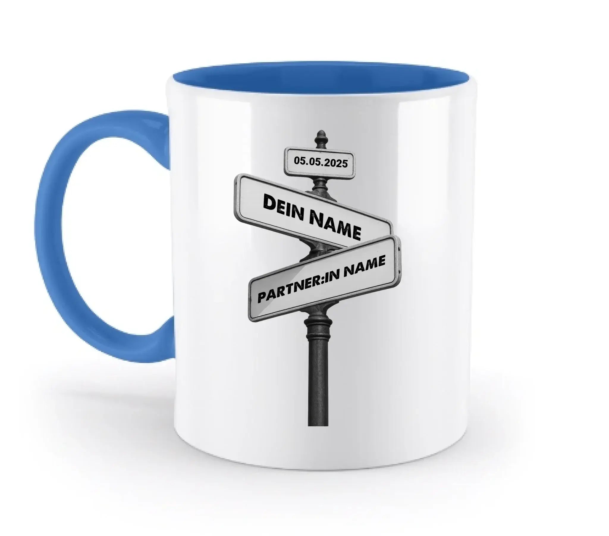Weiße keramiktasse mit blauem griff und innenseite, schwarz-weißes straßenschild motiv dein name und partnerin name