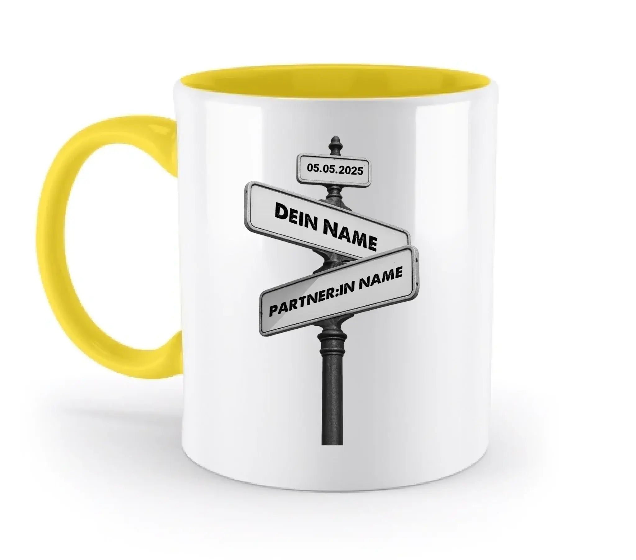 Weiße keramiktasse mit gelbem griff und innenfarbe plus straßenschild design dein name und partnerin name