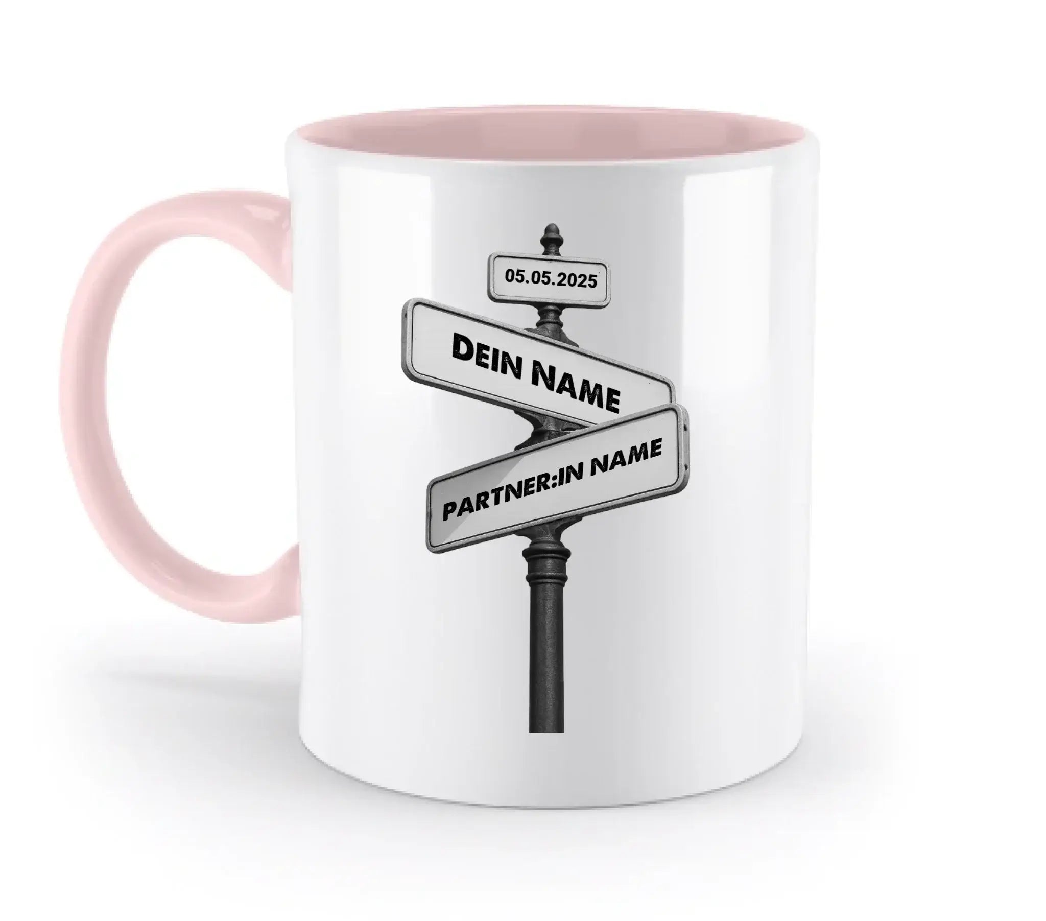 Weiße keramiktasse mit pinkem griff und innenfläche und schwarz-weiß straßenschild design aus statement collection
