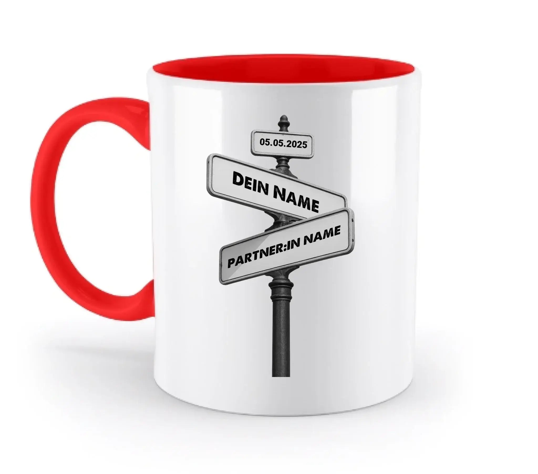 Weiße keramik-tasse mit rotem griff und innenfarbe mit schwarzem-weißem straßenschild design dein name partnerin name