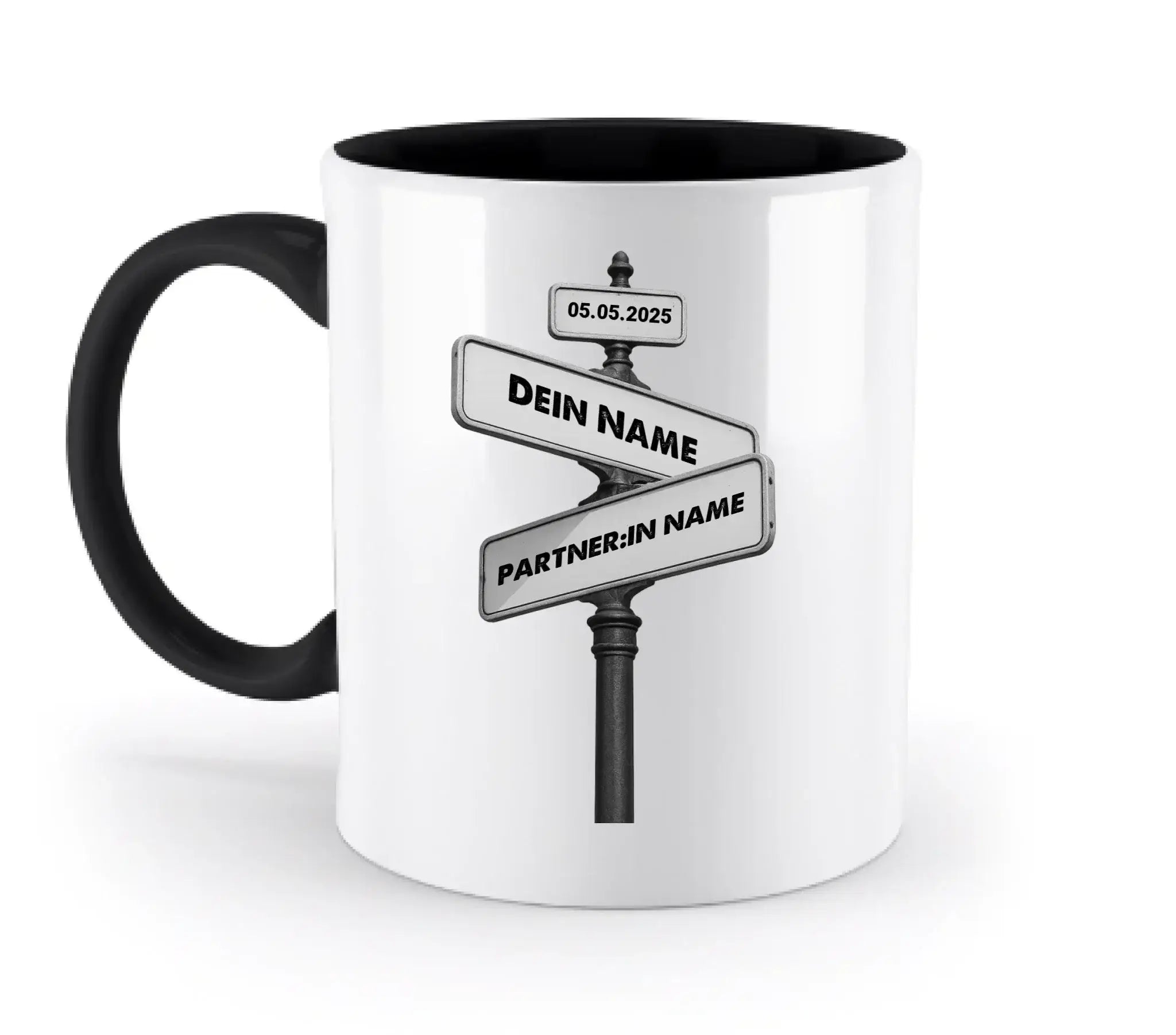 Weiße keramikmug mit schwarzem griff und innen, bedruckt mit straßenschildern dein name und partnerin name plus datum 05.05.2025