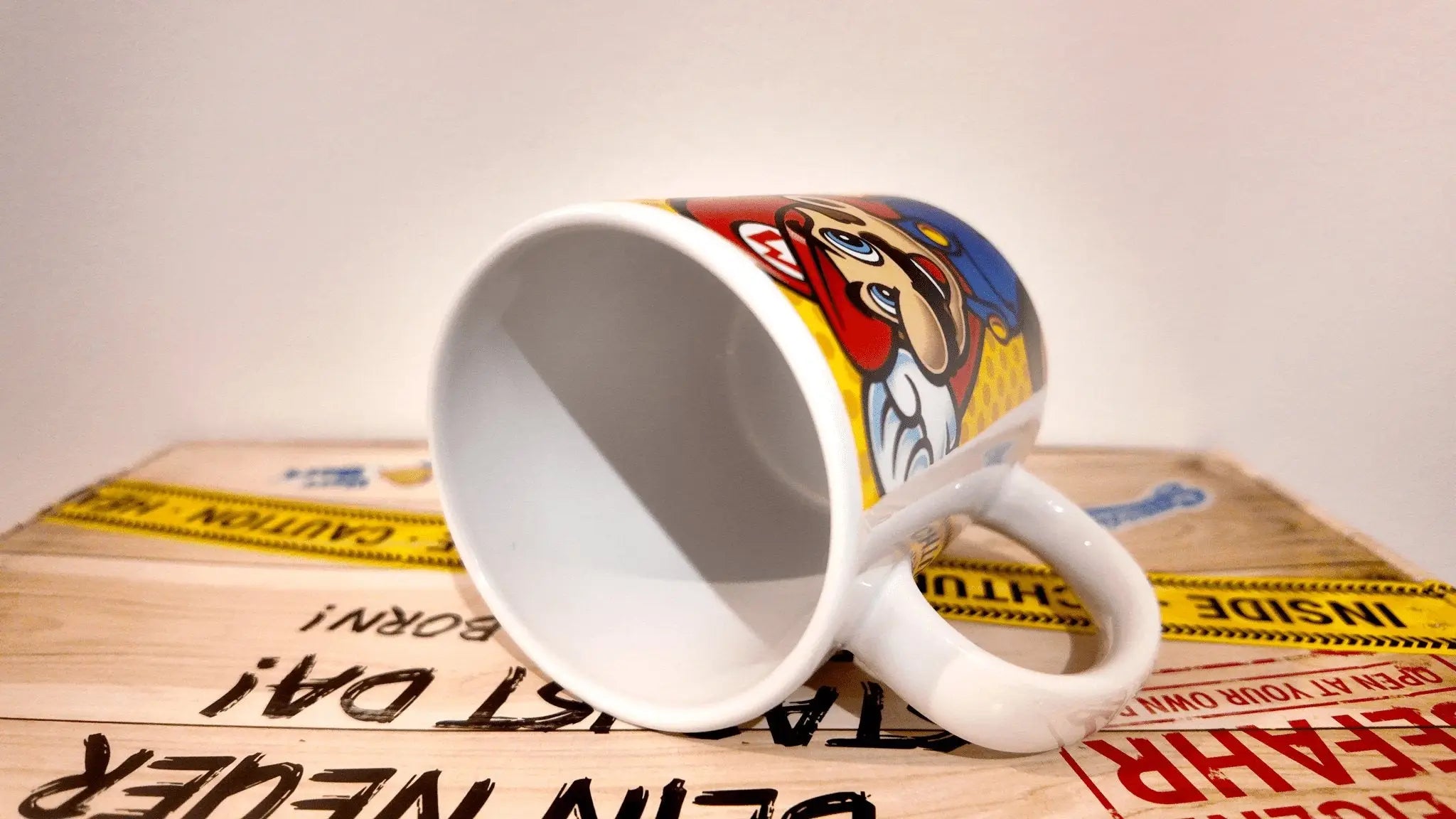 Weiße keramiktasse mit bunter mario cartoon illustration in roter mütze und blauer latzhose super mario ii tasse offizielles lizenzprodukt