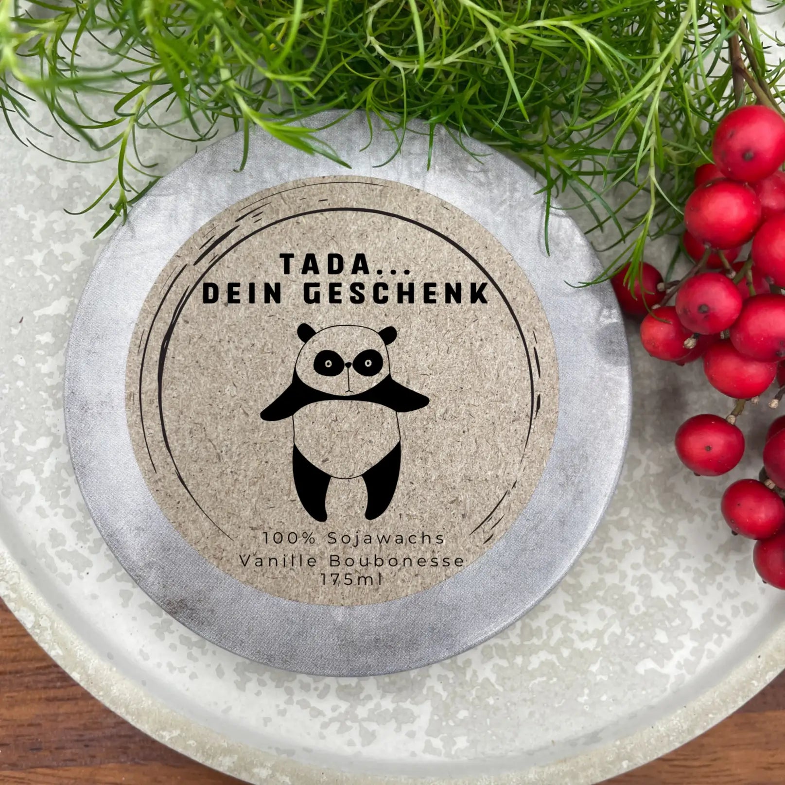 Tada dein Geschenk - LUSTIGER Panda personalisierbare PREMIUM Duftkerze mit verschiedenen Dekoren - handgemacht