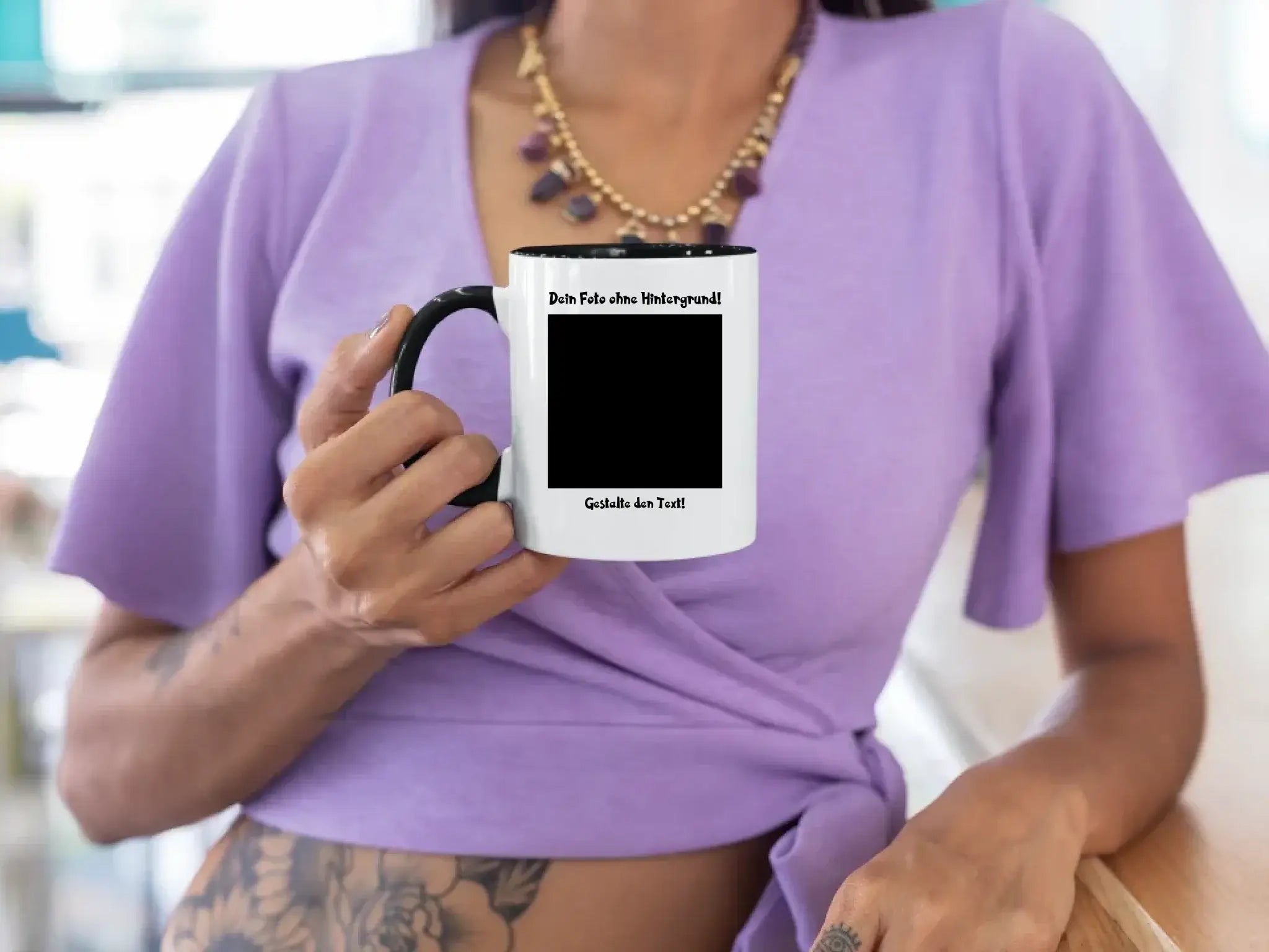 Weiße keramik tasse mit schwarzem henkel und rand, personalisierbar mit foto und deutschem textrand, spülmaschinenfest