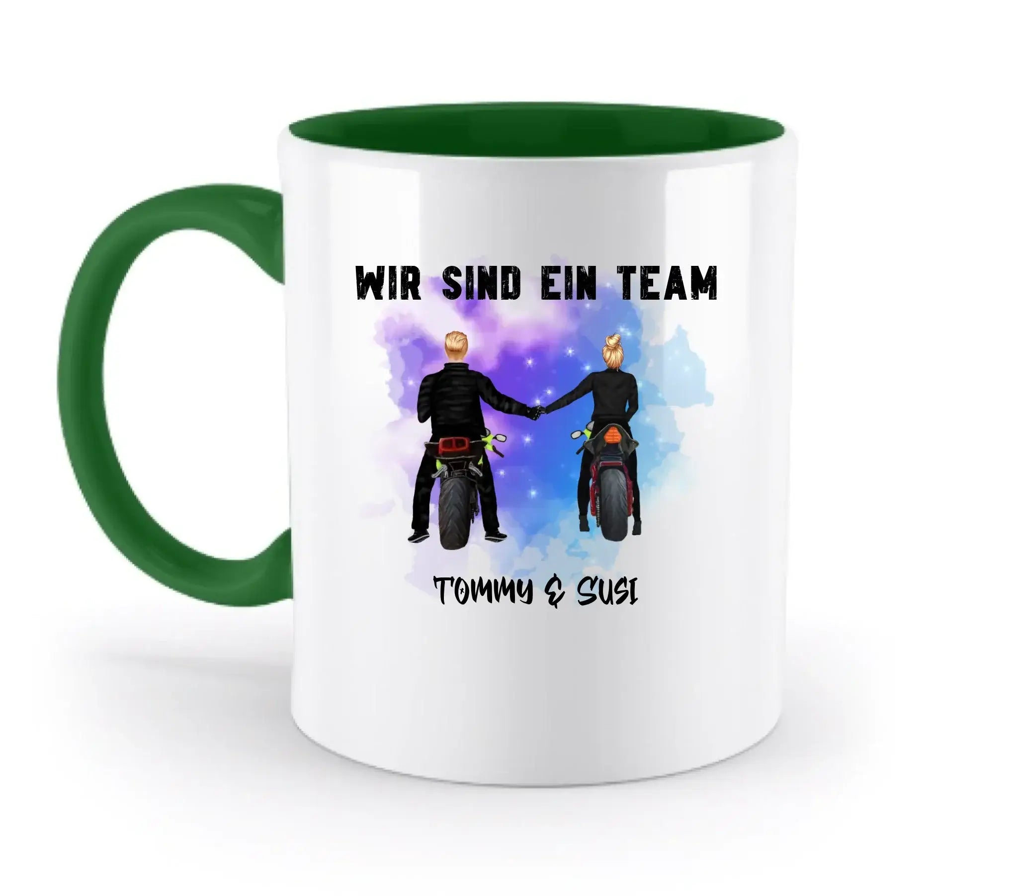 Weiße keramiktasse mit grünem griff und innenraum mit motorradpaar design auf lila aquarellhintergrund spülmaschinenfest