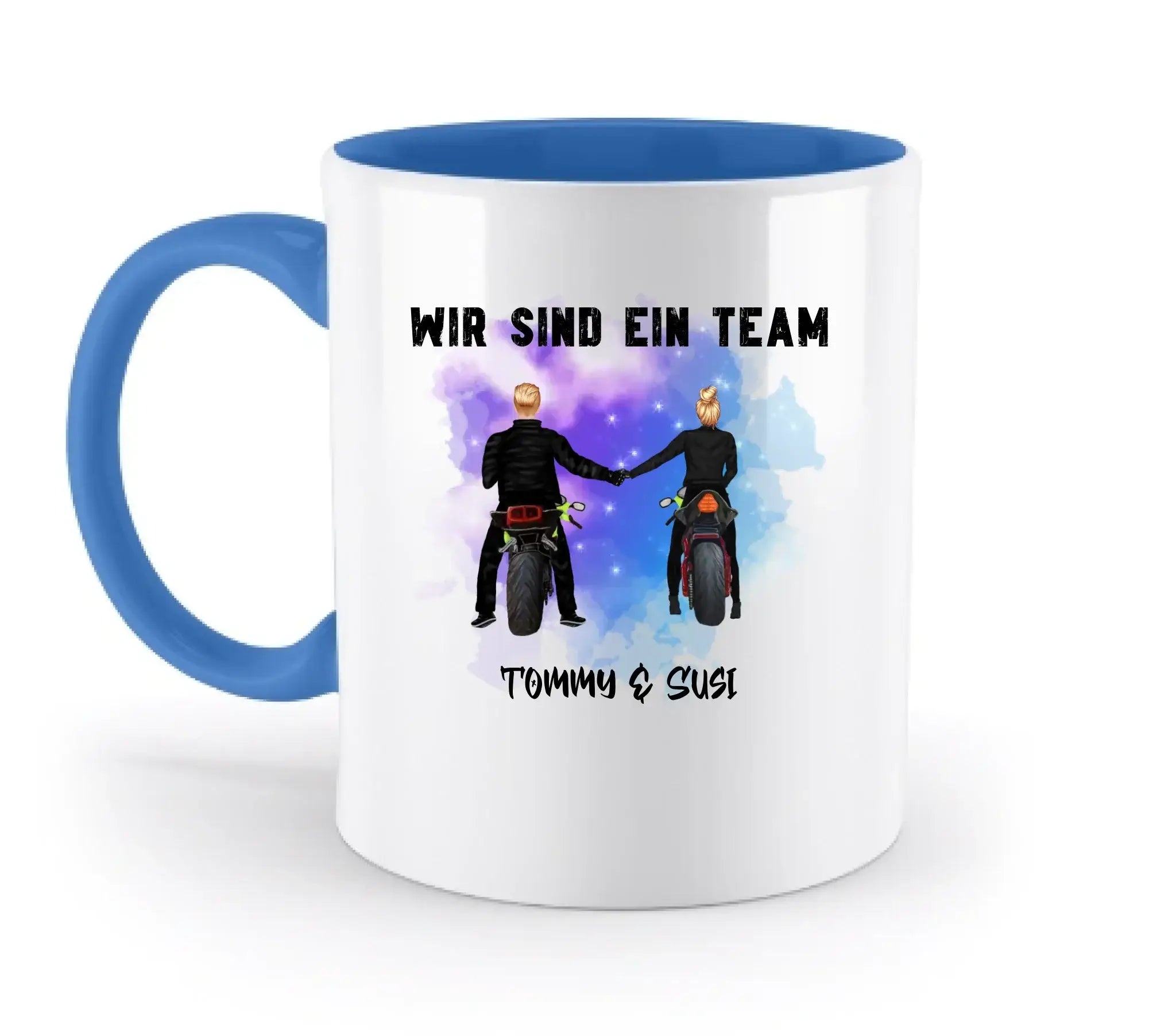 Blaue keramiktasse mit persönlicher illustration von zwei motorradfahrern und wir sind ein team spruch