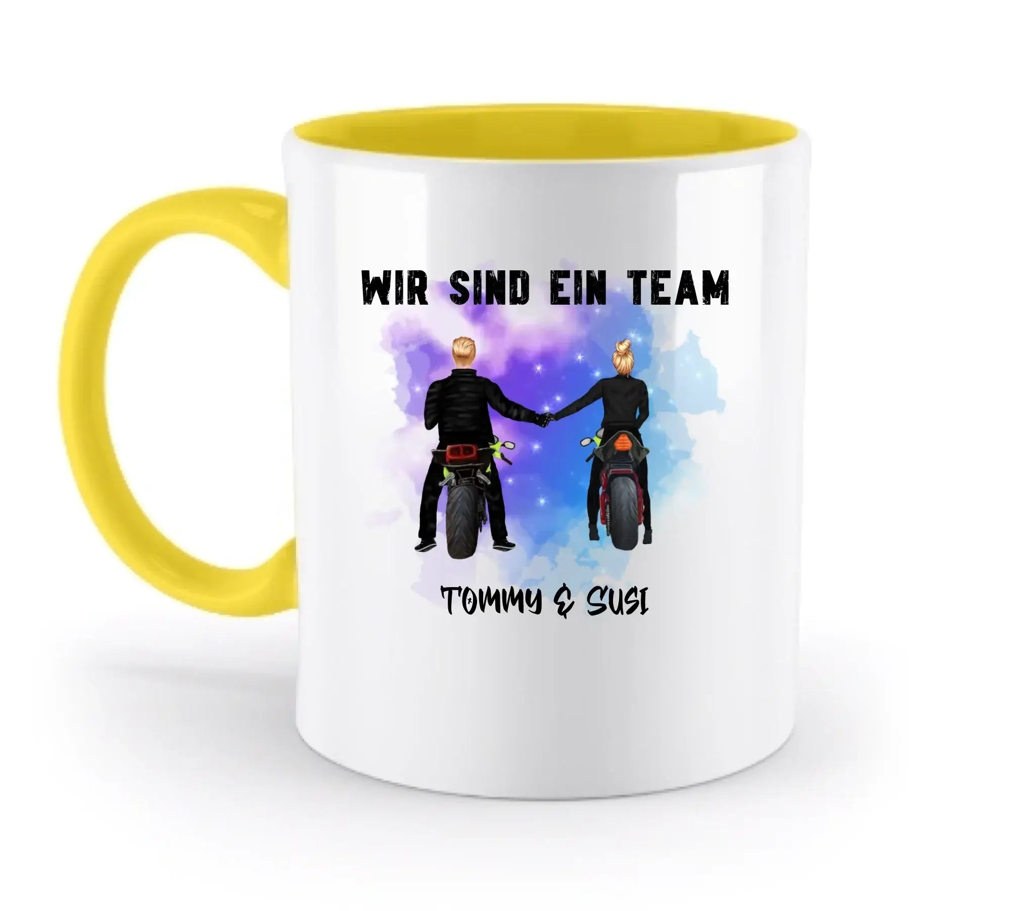 Weiße keramik tasse mit gelbem griff und innenbereich, motorrad couple design auf lila-blauem aquarellhintergrund