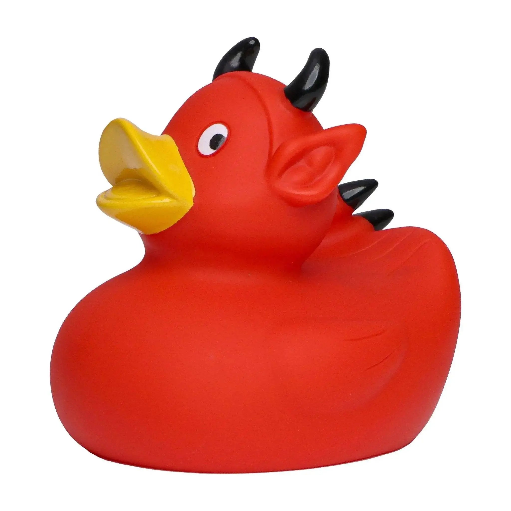 Rote gummi-ente mit schwarzen hörnern und stacheln gelbem schnabel spielerisches teufel-design badeente