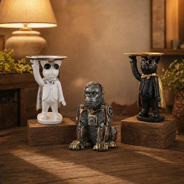 Steampunkartige Gorilla-Figurine mit metallischen Zahnrädern und Messingakzenten, die in einem detailreichen mechanischen Anzug sitzt.