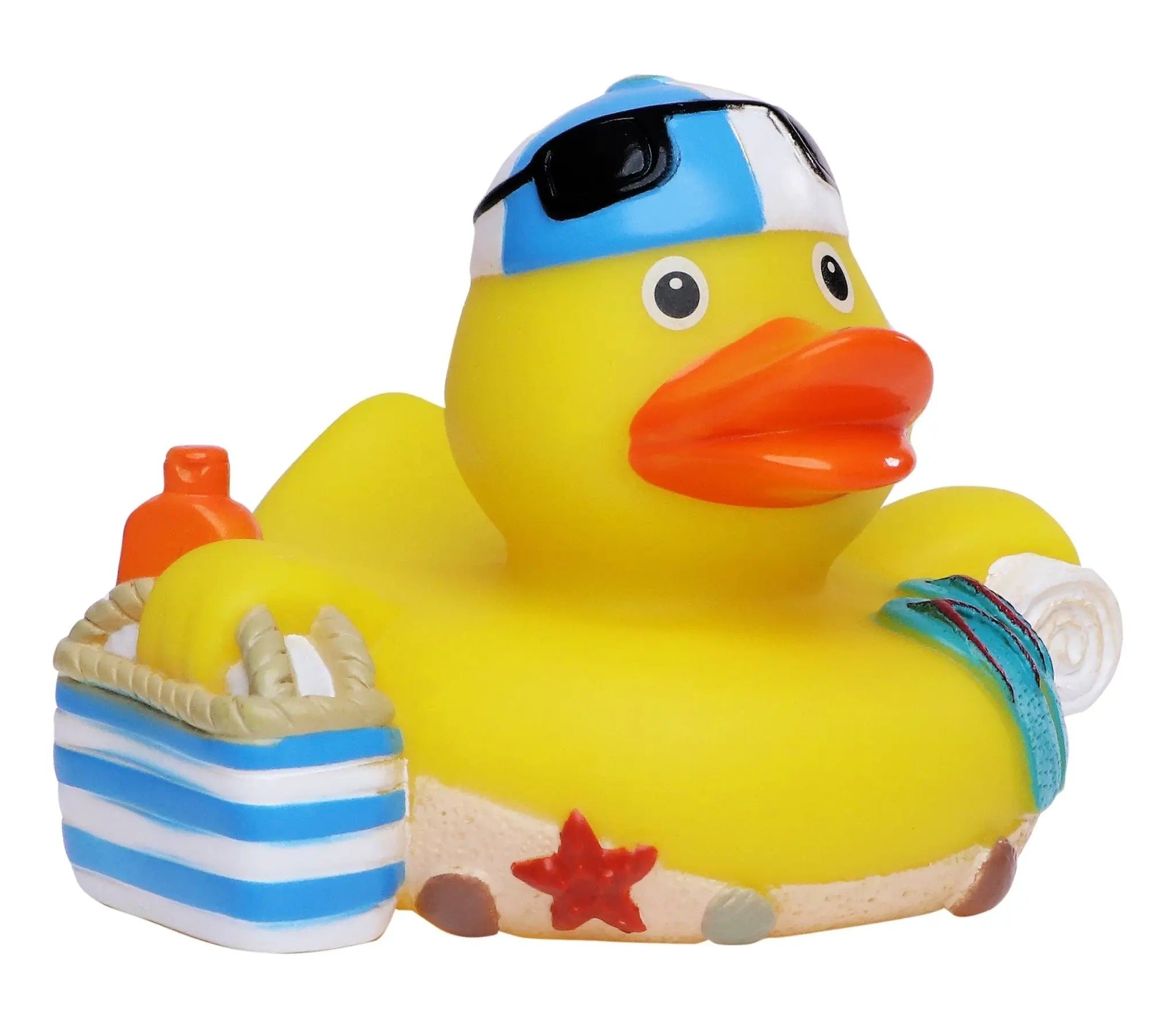 Eine gelbe badeente aus quetschfigur mit blau weiß gestreiftem schwimmcap und sonnenbrille im urlaub geschenkset