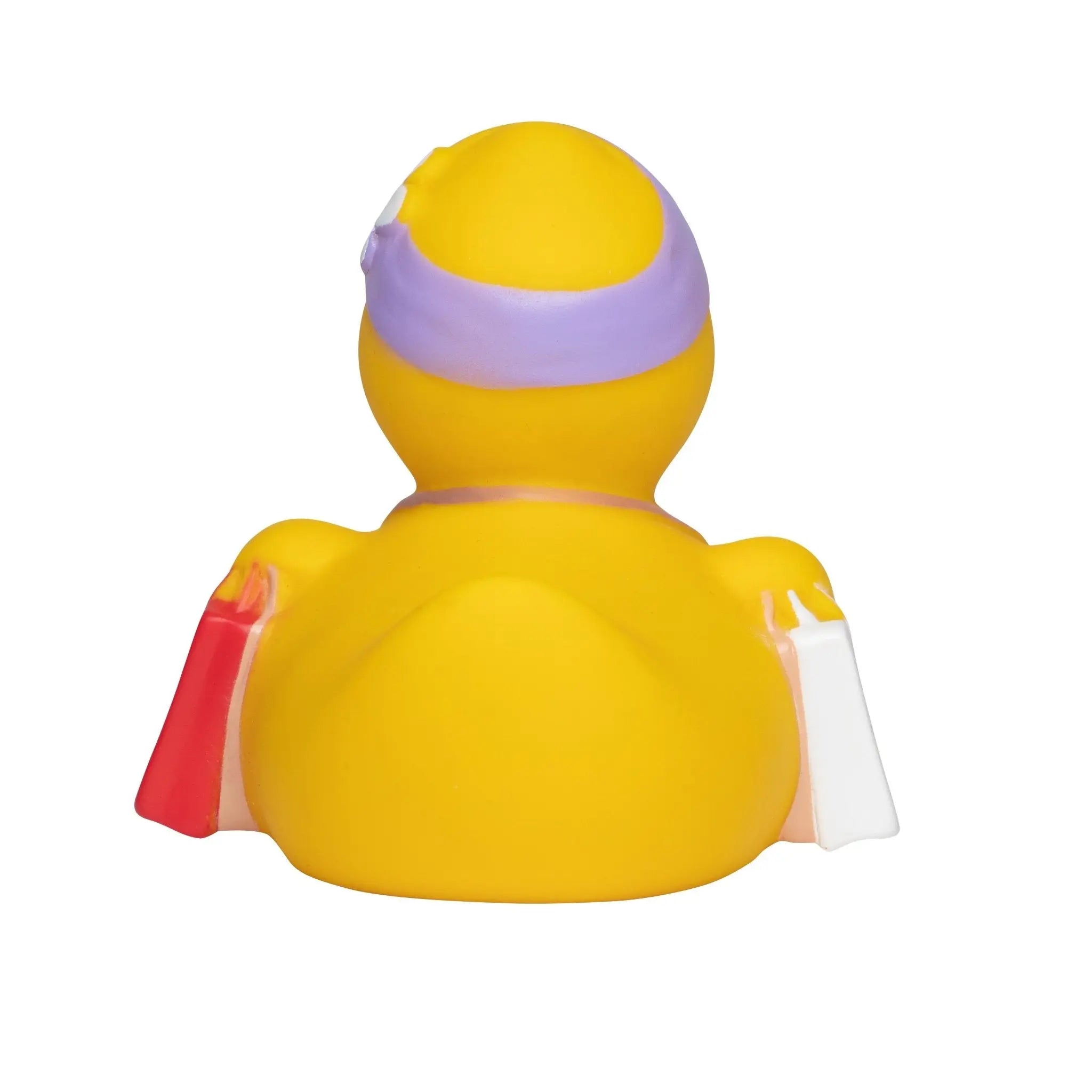 Gelbe badeente mit lila stirnband hält rot weiße einkaufstaschen im bundle urlaub geschenkset quetschfigur