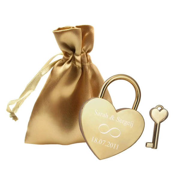 Goldenes herz vorhängeschloss mit gravur von namen und datum samt passendem schlüssel als personalisiertes geschenk