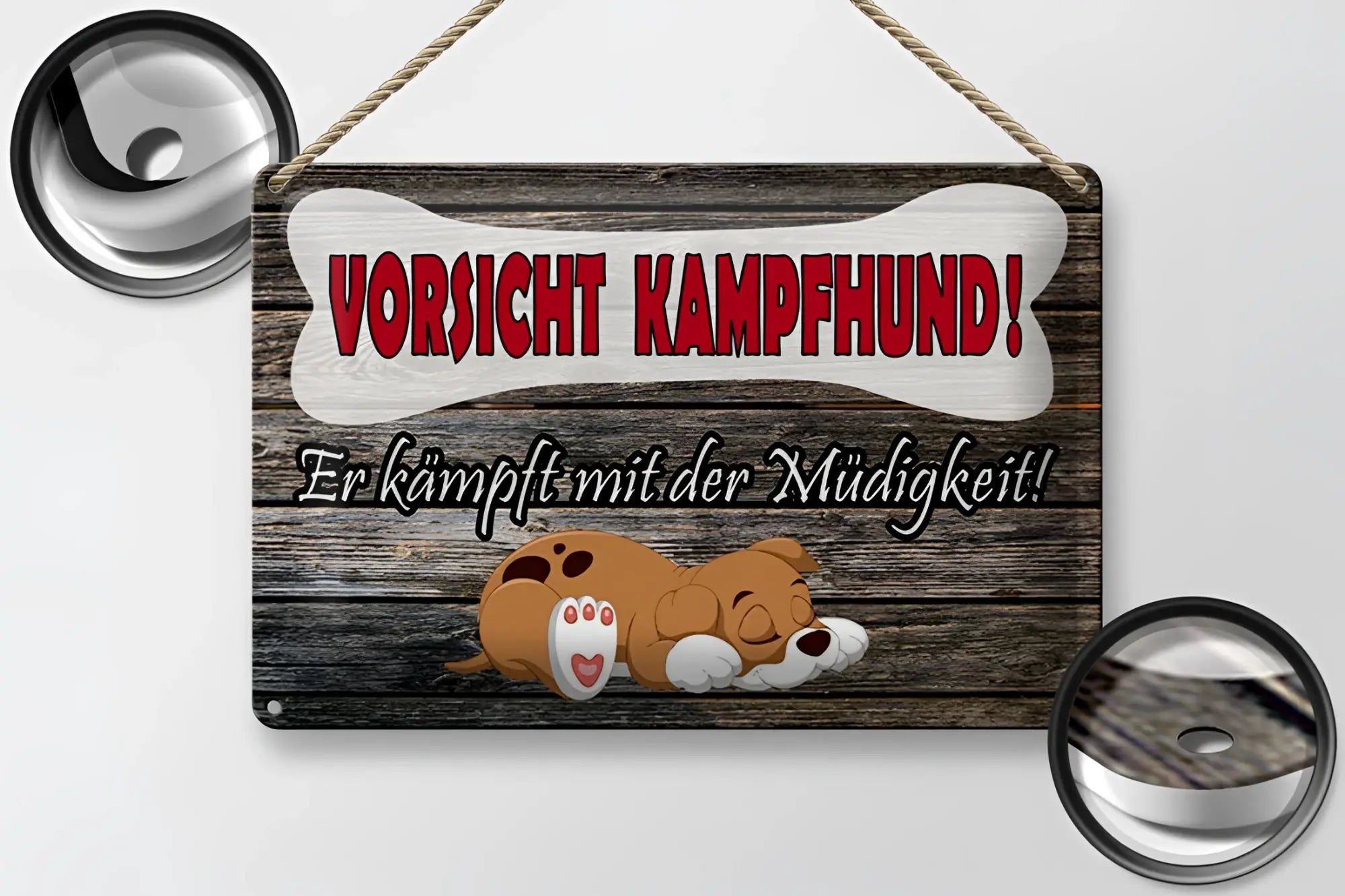 Rustikales blechschild vorsicht kampfhund 20x30cm mit rotem text und schlafendem braunen welpen auf dunklem holz