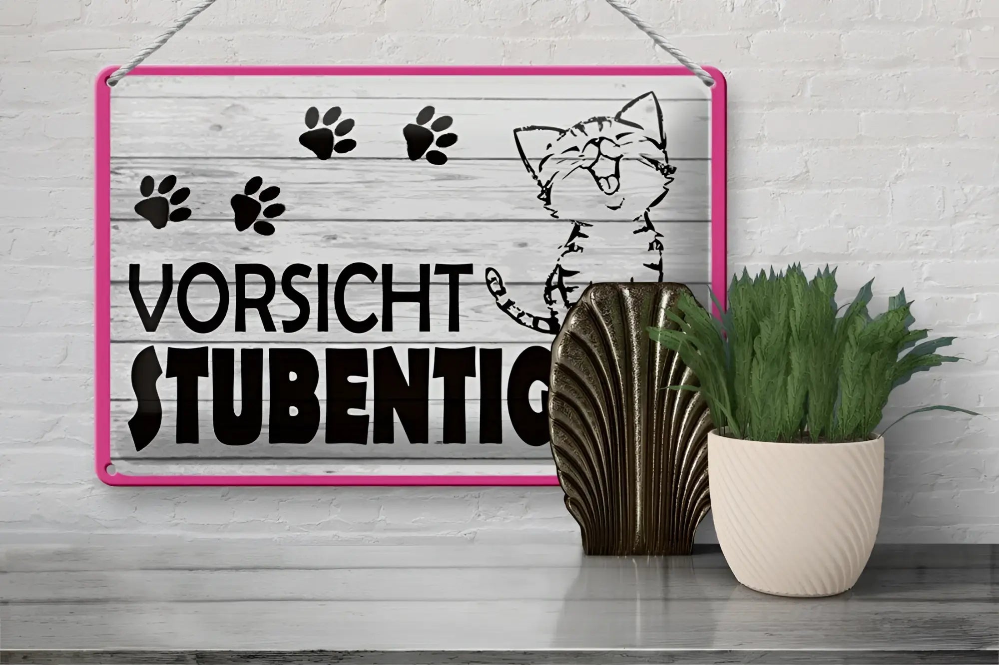 Ein pink gerahmtes blechschild 20x30cm aus holz mit schwarzen pfoten und katzenmotiv vorsicht stubentiger