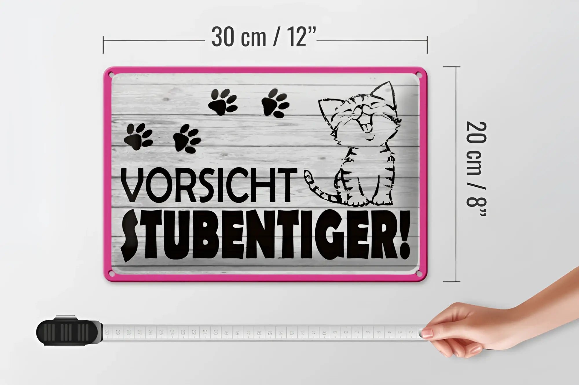 Pink gerahmtes rechteckiges metall blechschild mit holzmaserung, schwarzen pfoten und katzen cartoon vor text vorsicht stubentiger