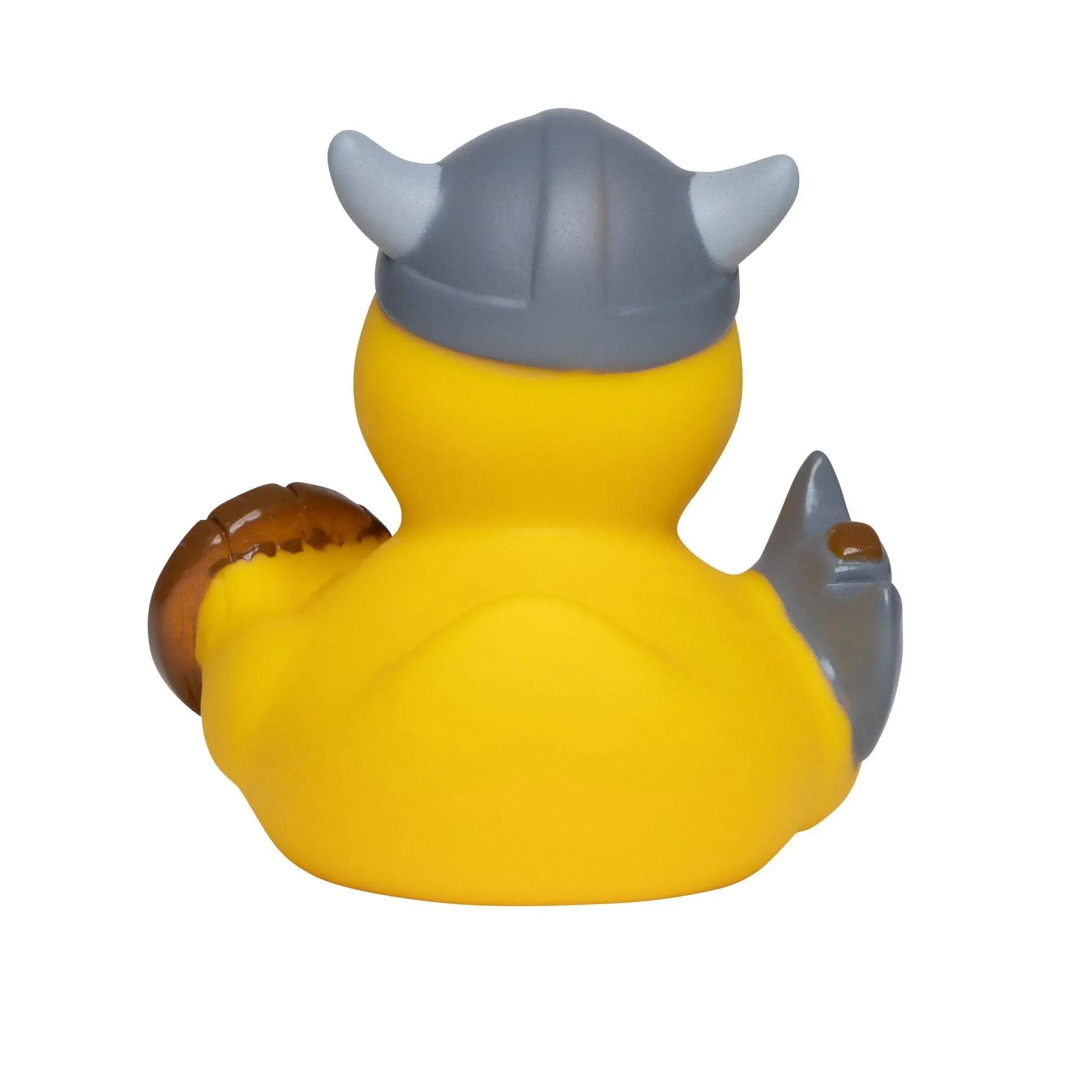 Gelbe quietsche-ente mit grauem wikingerhelm und weißen hörnern hält braunen fussball zum baden spaß