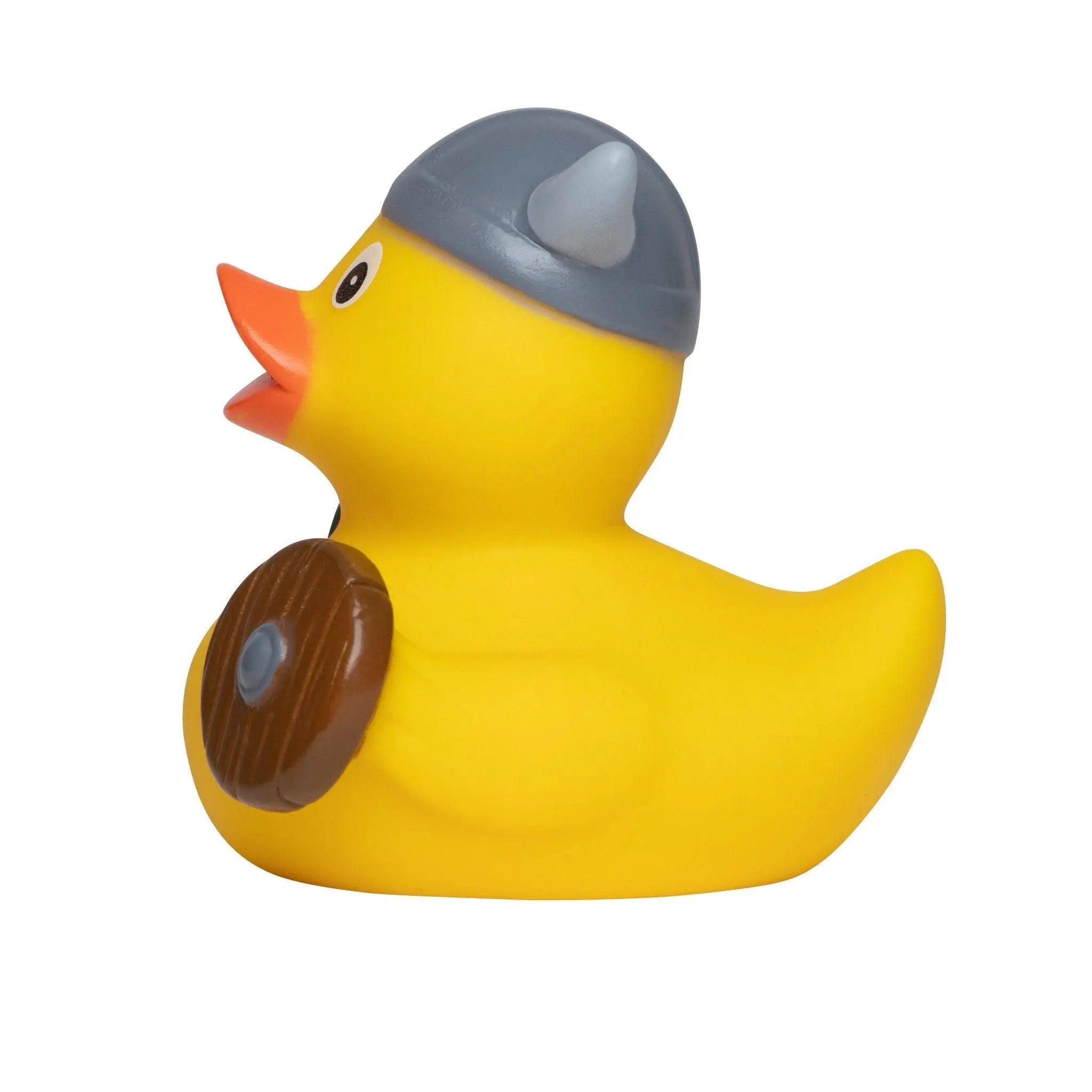 Gelbe quietsche-ente mit grauem wikingerhelm und brauem hölzernem schild zum planschen