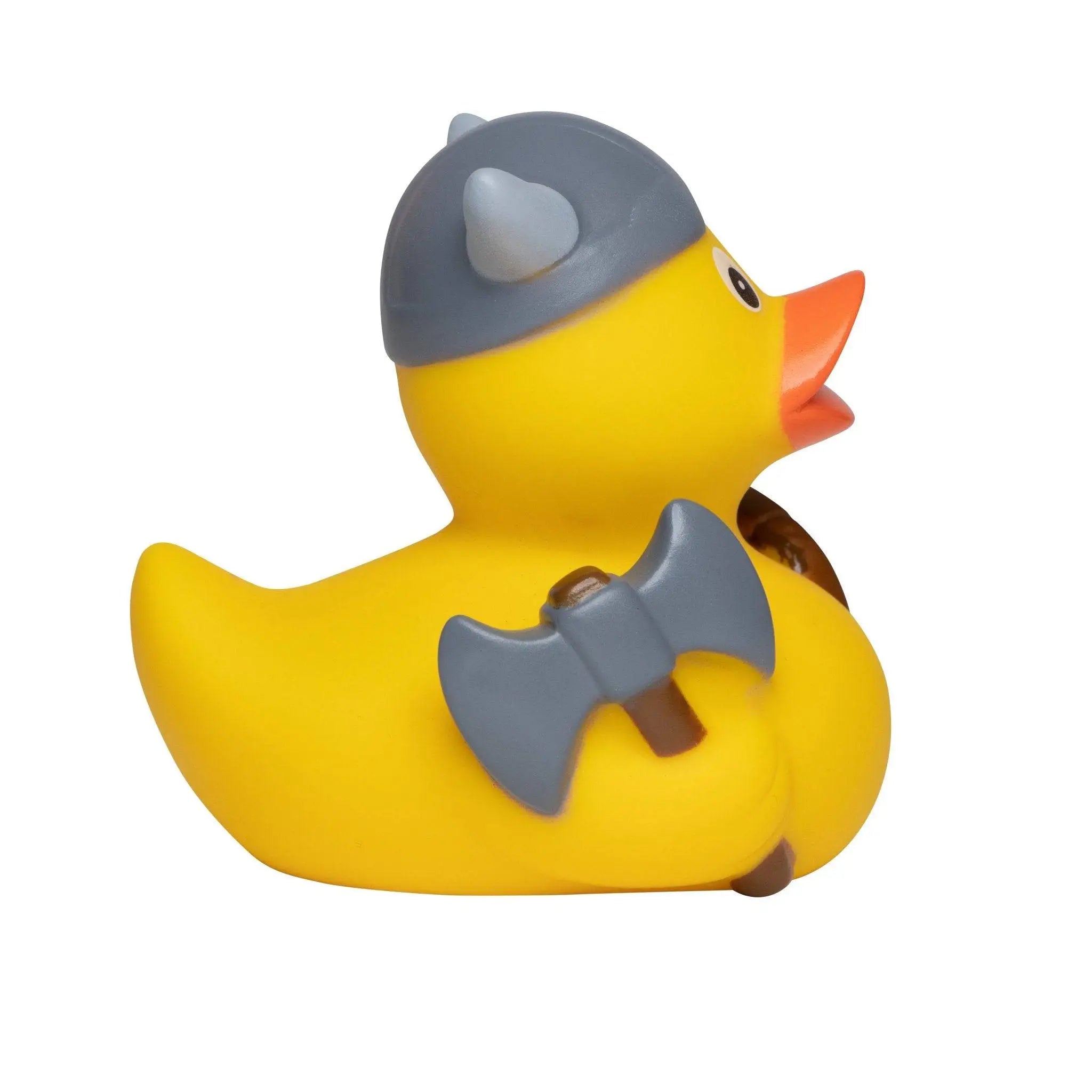 Gelbe badeente in wikingerstil mit grauem helm und weißem horn hält graue axt quietsche-ente spaßspielzeug