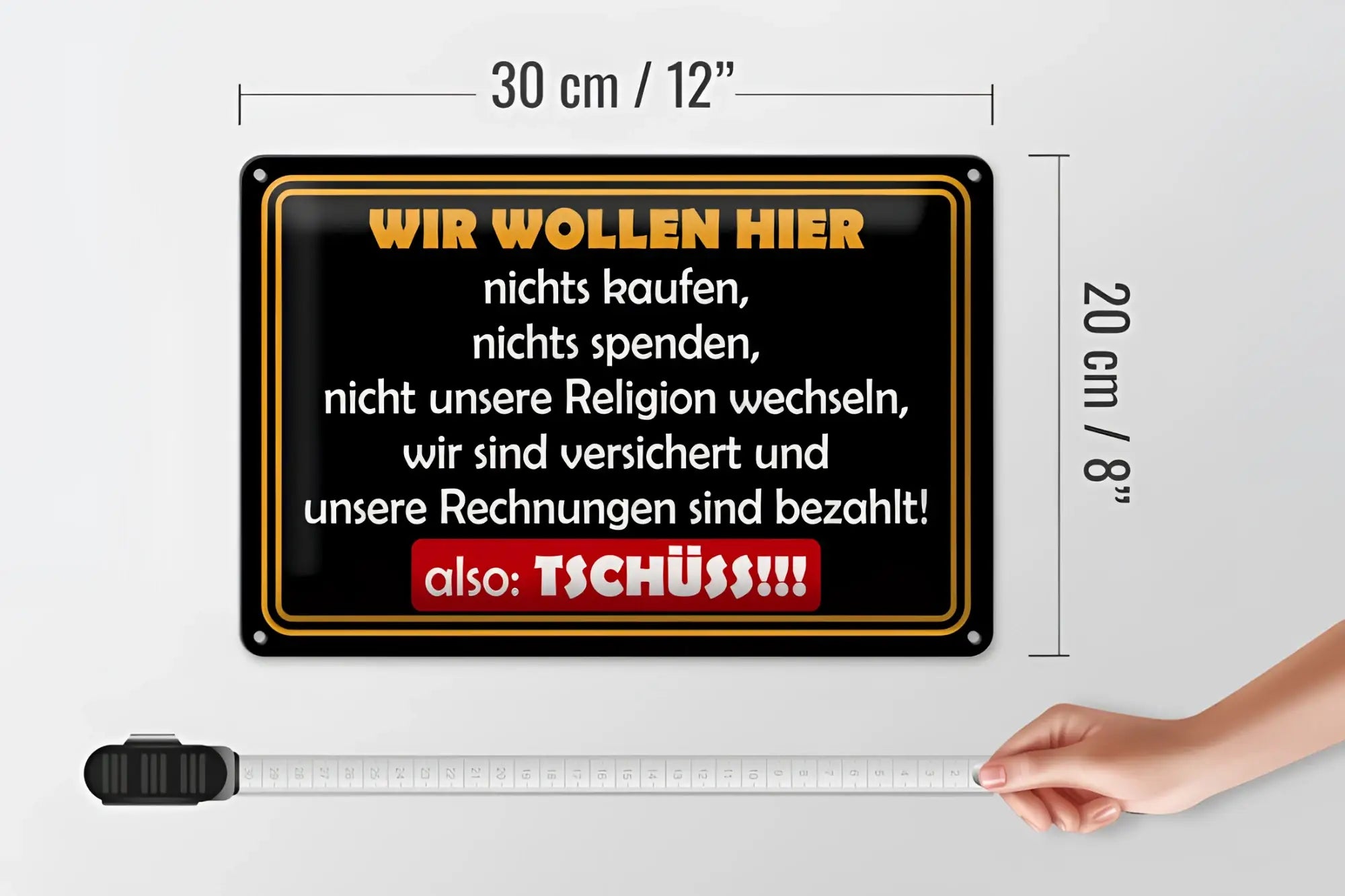 Schwarzes rechteckiges blechschild mit goldrand und gelbem text wir wollen nichts plus rotes banner mit tschüss