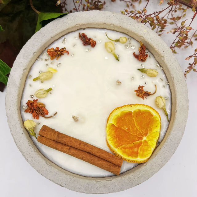 Zwei Docht Betonkerze Betongrau „Grey Orange“ für Herbst und Winter - Stilvolle Aroma Sojawachskerze für Ihr Zuhause.