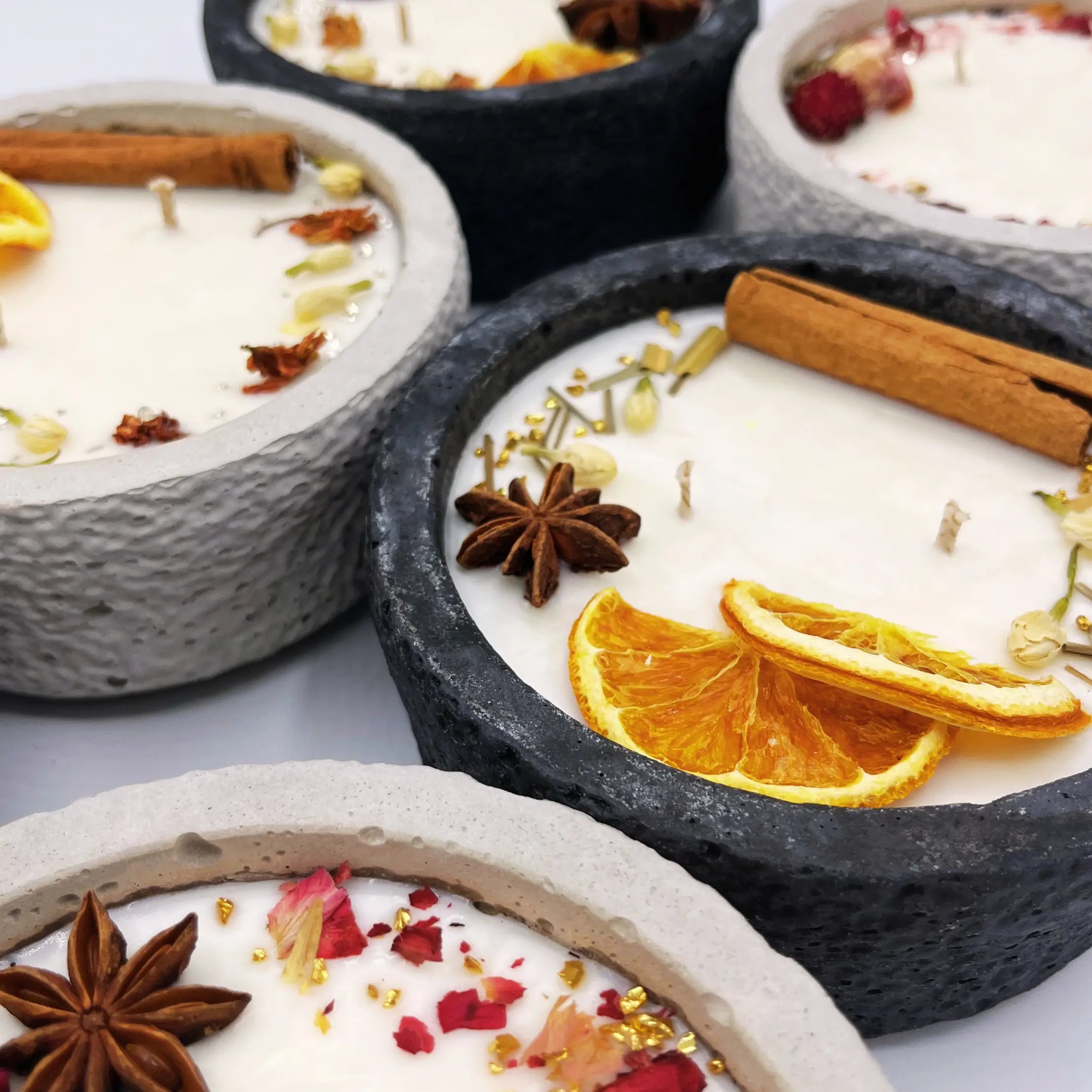 Zwei Docht Betonkerze Betongrau „Grey Orange“ für Herbst und Winter - Stilvolle Aroma Sojawachskerze für Ihr Zuhause.