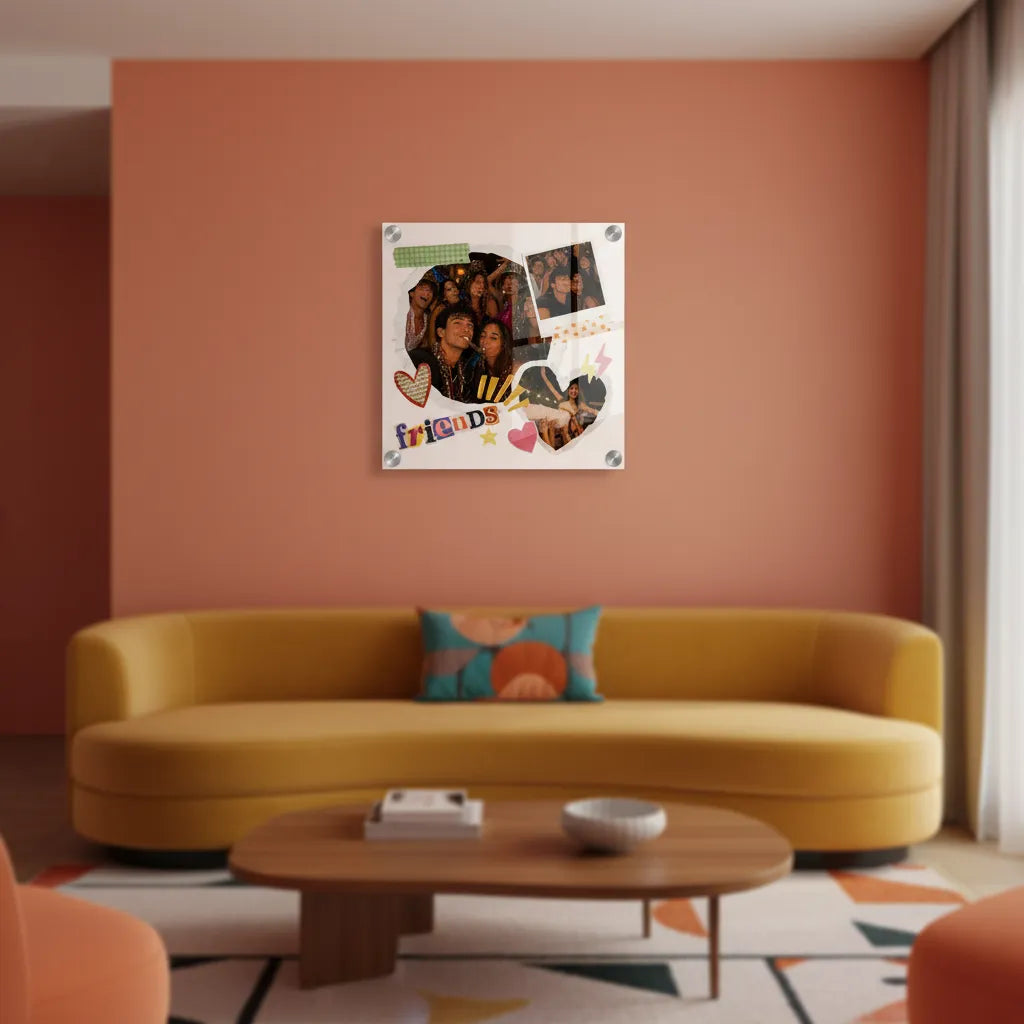 Ein quadratisches weißes acrylbild fotocollage mit bunten fotos und dekor auf pfirsichfarbener wand in acrylbilder sammlung