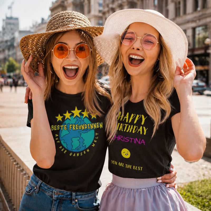 Schwarzes graphic tee beste freundin mit gelben sternen und blauem globus print auf der vorderseite