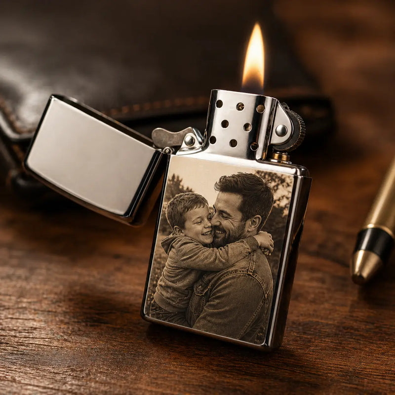 Schwarzes zippo feuerzeug mit glänzendem portrait einer punk-frau mit stacheligem blondem haar und lederjacke aus feuer und co sammlung