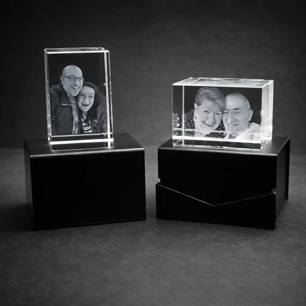Klare kristallfoto-quader mit schwarz-weiß gravierten porträts von lächelnden personen im lasergravur-stil