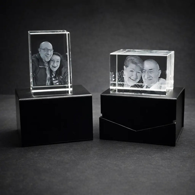 Klare kristallfoto-quader mit schwarz-weiß gravierten porträts von lächelnden personen im lasergravur-stil