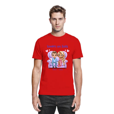 Rotes baumwoll-t-shirt mit cartoon grafik von zwei figuren auf lila sofa und text lovers on sofa aus der statement-collection
