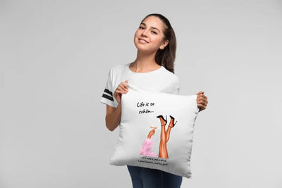 Weißer dekorativer kissenbezug mit illustration von beinen in high heels und spruch für ladies party use