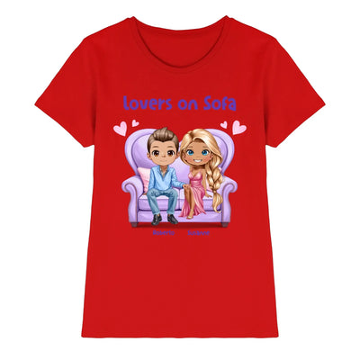 Rotes kurzarmshirt mit cartoon paar auf lila sofa und text lovers on sofa aus der statement collection