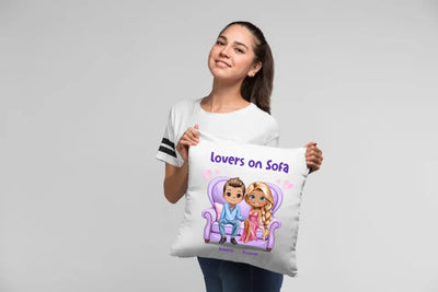 Weiße kuschelkissen mit cartoonillustration von zwei liebhabern auf lila sofa und personalisierten namen