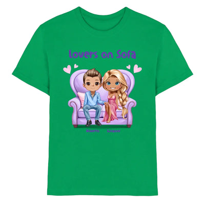 Grünes cotton t-shirt mit cartoon illustration zweier lover auf lila sofa und text lovers on sofa aus statement-collection