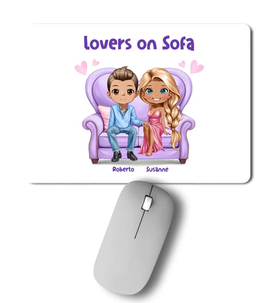 Weiße rechteckige mousepad mit cartoonabbildung von roberto und susanne auf lila sofa mit text lovers on sofa