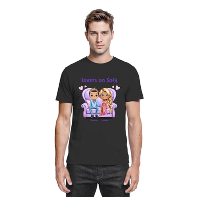 Schwarzes baumwollshirt mit buntem cartoon von zwei figuren auf lila sofa mit text lovers on sofa